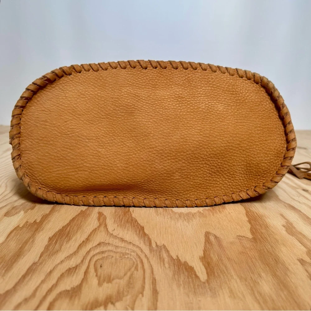 Cᴏʟᴇ Hᴀᴀɴ Rᴀʟᴇɪɢʜ Wʜɪᴘsᴛɪᴛᴄʜᴇᴅ Hᴏʙᴏ Bᴀɢ ɪɴ Cᴏɢɴᴀᴄ - Picture 9 of 16